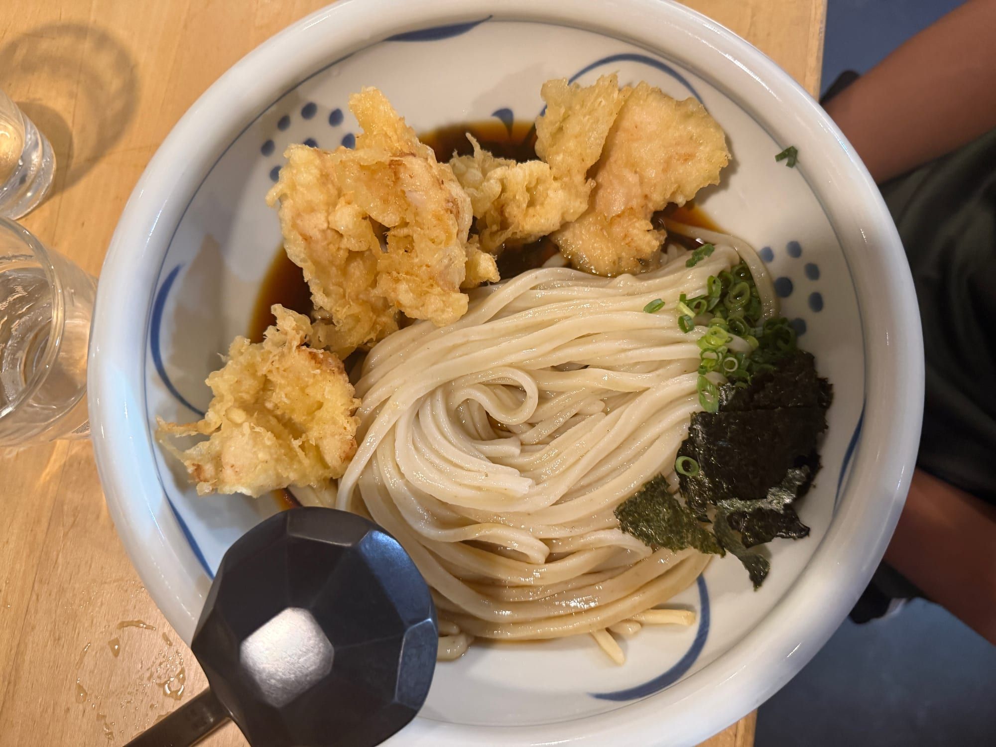 大きな天ぷらがたっぷりのった冷たいうどん