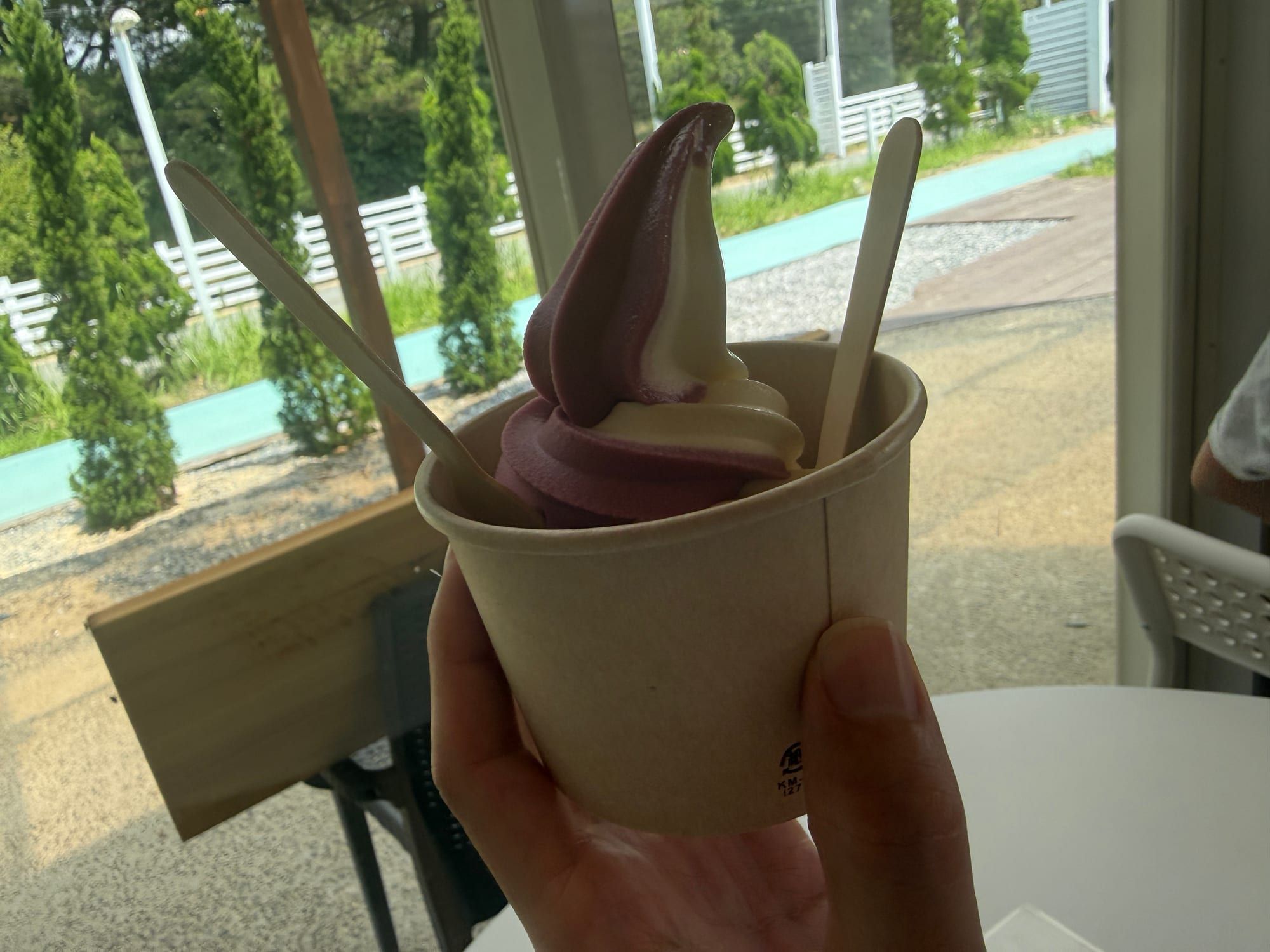 紫色と白色のソフトクリームが入ったカップ