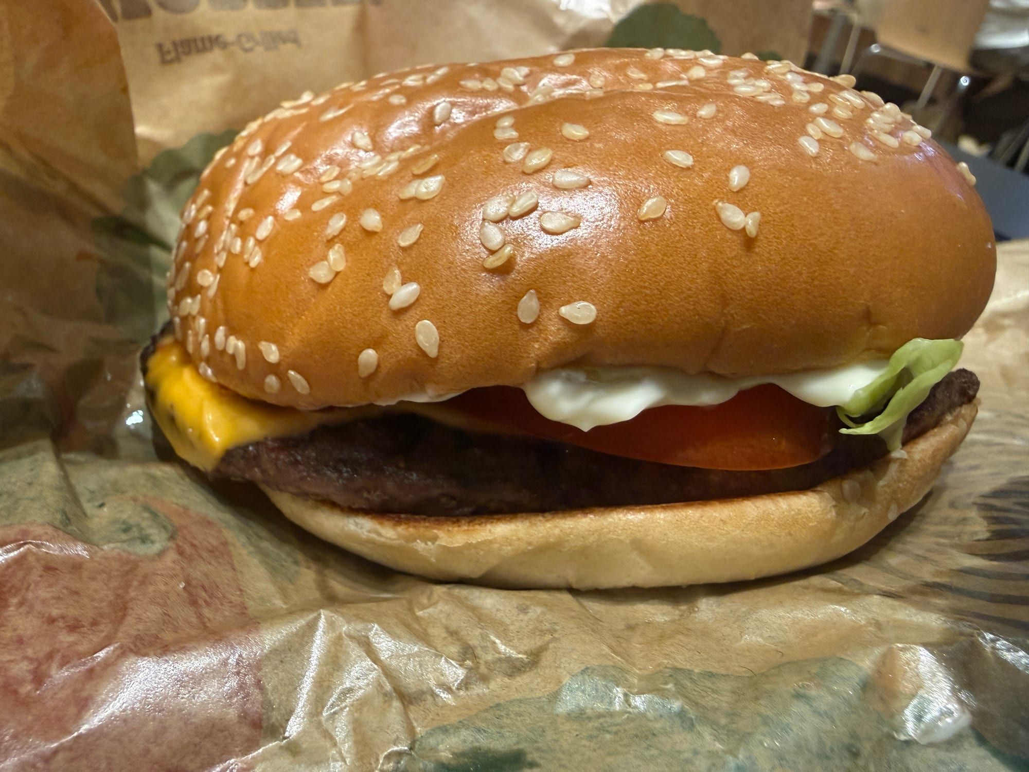 白ごまのバンズとチーズ、トマト、レタスが見えるワッパー